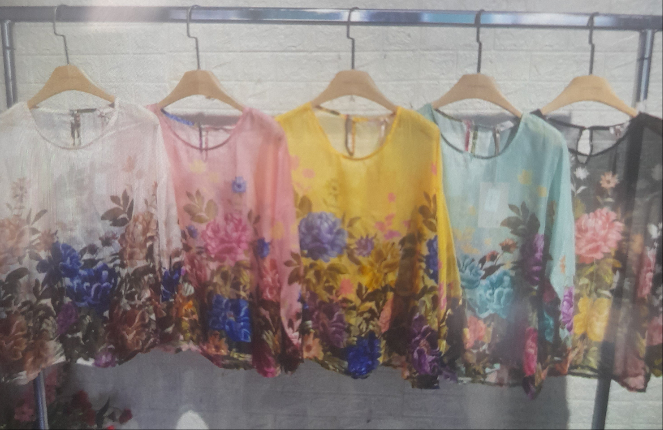 Blusa in organza con fiori